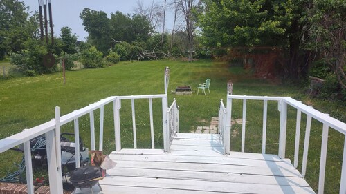 Cozy Retreat 1-bedroom house in lovely Cedar Rapids with WiFi, AC