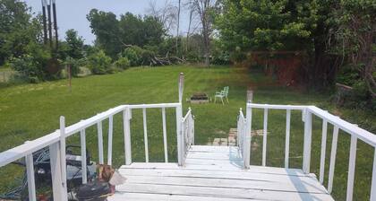 Cozy Retreat 1-bedroom house in lovely Cedar Rapids with WiFi, AC