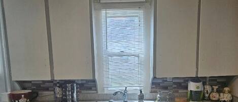 Een microgolfoven, een oven, een kookplaat