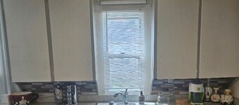 Cozy Retreat 1-bedroom house in lovely Cedar Rapids with WiFi, AC