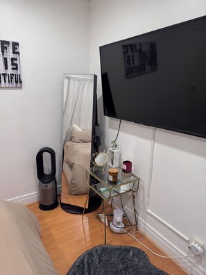 2 bedrooms, desk, iron/ironing board, free WiFi - Charming 2-bedroom house with WiFi and AC in vibrant Los Angeles neighborhood (Los Angeles)