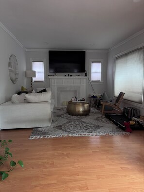 Smart TV, printers - Charming 2-bedroom house with WiFi and AC in vibrant Los Angeles neighborhood (Los Angeles)