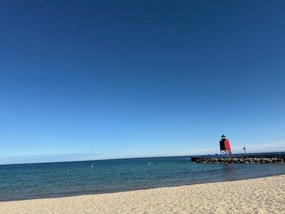 Spacious 5bedroom pet friendly home in Charlevoix 5 min walk to town,10 to beach