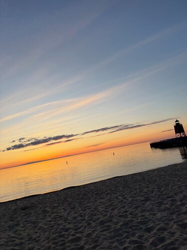 Spacious 5bedroom pet friendly home in Charlevoix 5 min walk to town,10 to beach