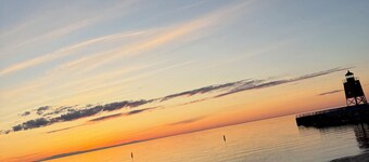 Spacious 5bedroom pet friendly home in Charlevoix 5 min walk to town,10 to beach