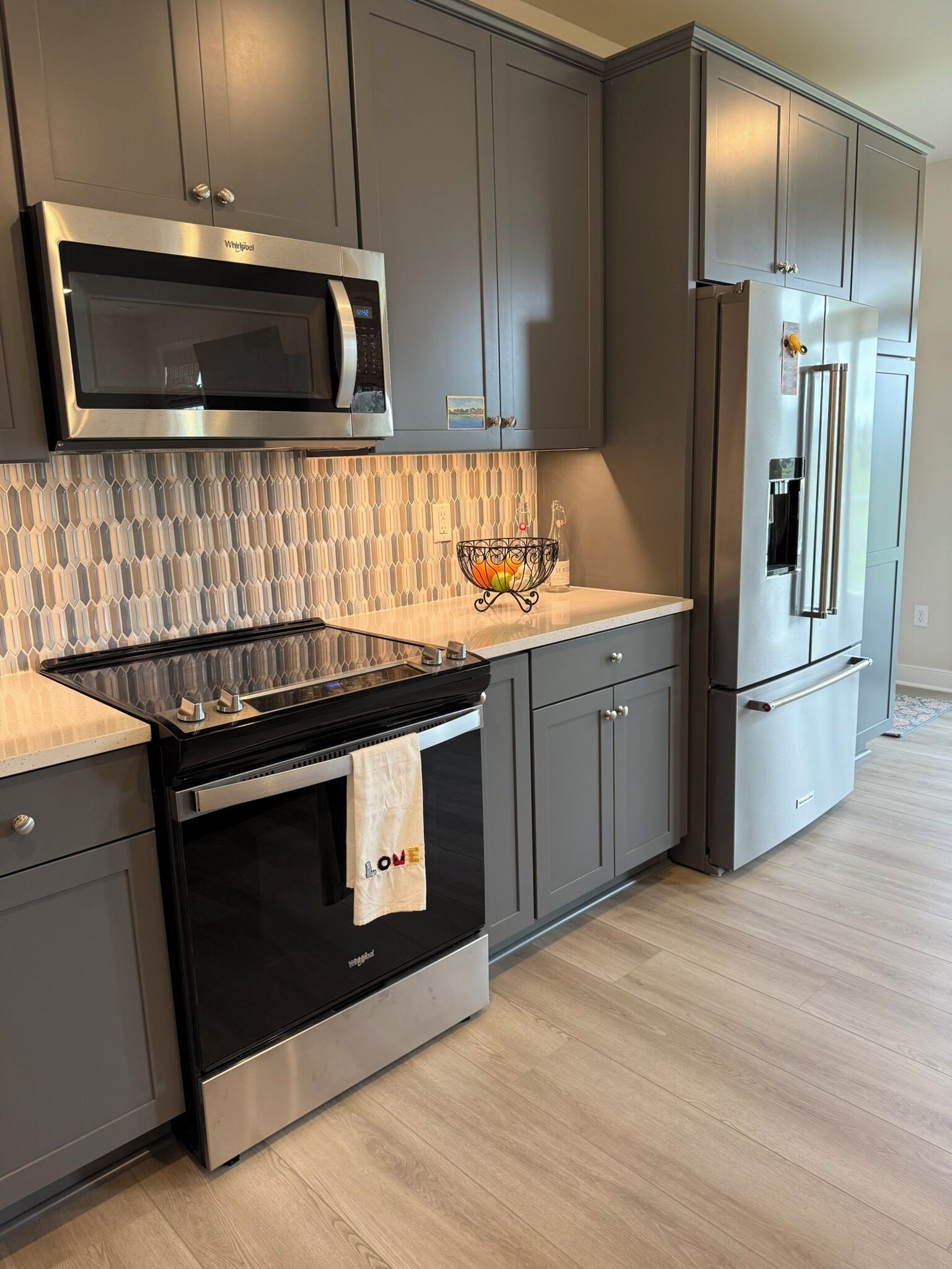 Réfrigérateur, four à micro-ondes, un four, surface de cuisson