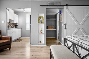 1 soverom, strykejern/-brett, wi-fi (inkludert) og sengetøy