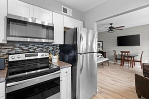 Kjøleskap, mikrobølgeovn, ovn og kokeplater