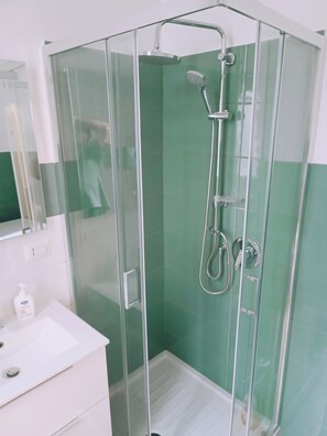 Dusche, Haartrockner, Bidet, Handtücher