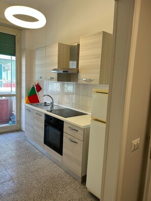 Micro-ondes, four, plaque de cuisson, lave-vaisselle