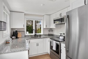 雪櫃、微波爐、焗爐、爐具