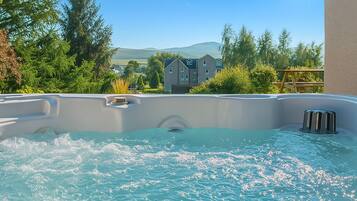 Cottage | Outdoor spa tub