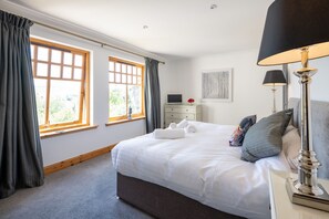 8 bedrooms, individually decorated, individually furnished, free WiFi - Old Distillery Lodge (Kingussie)