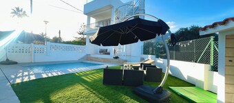 Family villa in Alcanar Playa with swimming pool, chill out and barbecue.