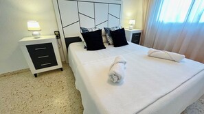 5 bedrooms, WiFi, bed sheets - Family villa in Alcanar Playa with swimming pool, chill out and barbecue. (CT)