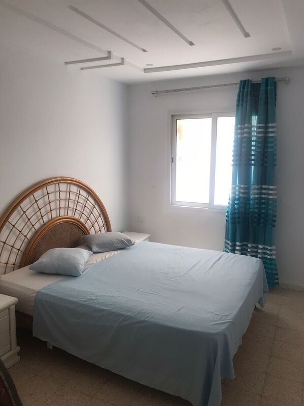 2 عدّة غرف نوم ومكواة/لوح كي