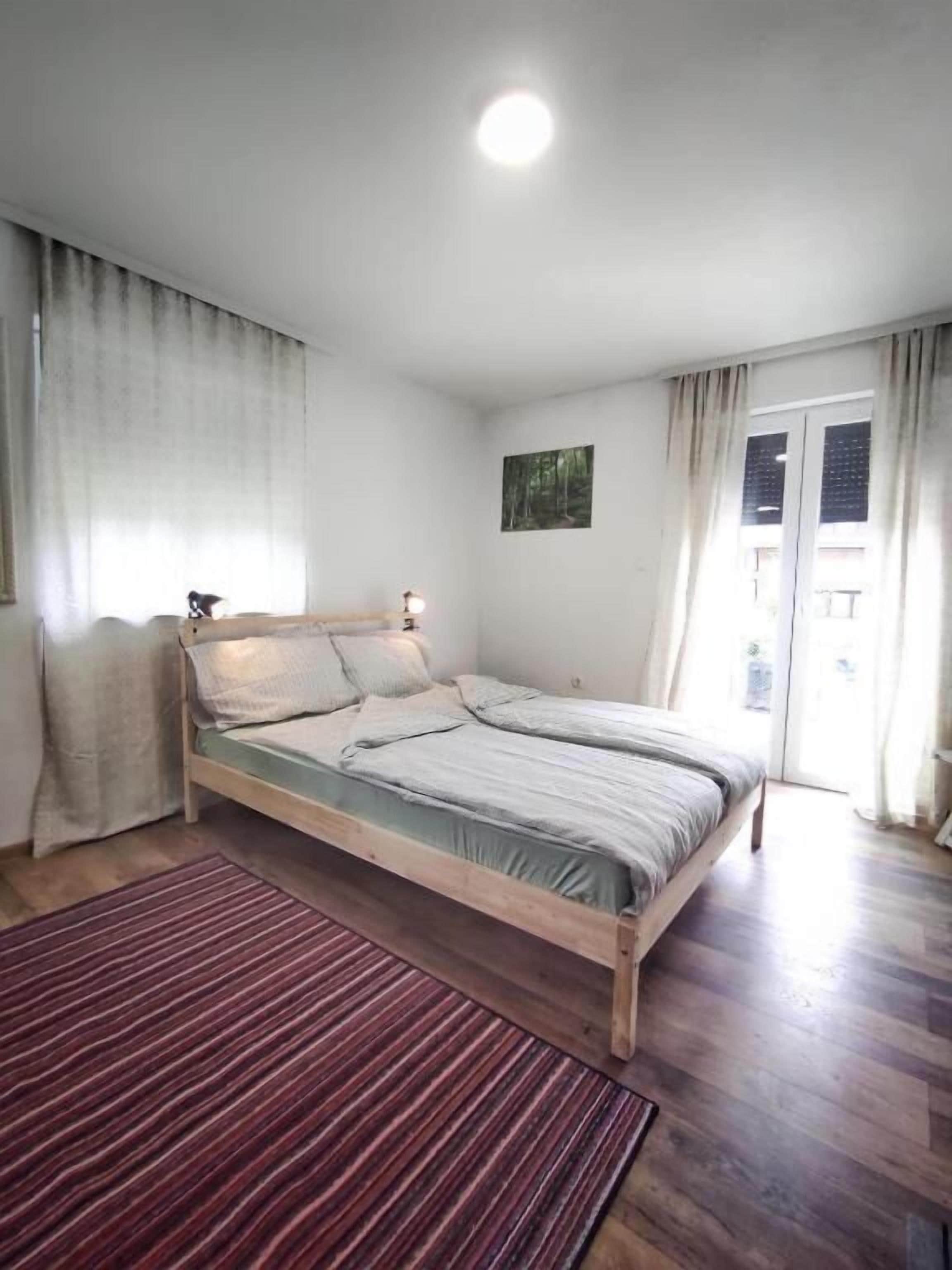 Phòng đôi hoặc 2 giường đơn tiện nghi đơn giản, quang cảnh vườn | Bàn, khu vực làm việc phù hợp cho laptop 