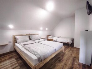 Comfort driepersoonskamer, uitzicht op bergen | Een bureau, een laptopwerkplek, gratis wifi