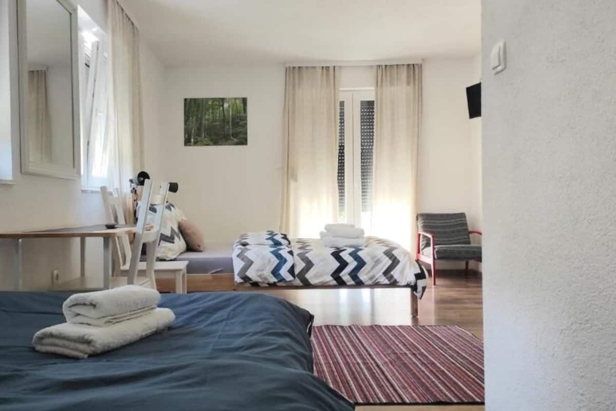 Comfort kamer, 1 twee- of 2 eenpersoonsbedden, uitzicht op tuin | Een bureau, een laptopwerkplek, gratis wifi