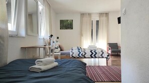 Kamar Double atau Twin Comfort, pemandangan kebun | Meja kerja, ruang kerja ramah laptop, dan Wi-Fi gratis