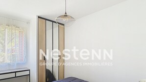 A bedroom with a bed, a desk, and a wardrobe. - Air-conditioned apartment with pool in Argelès-sur-Mer (Argelès-sur-Mer)