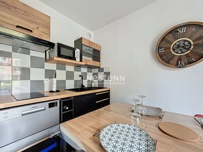 Kühlschrank, Mikrowelle, Herdplatte, Geschirrspüler