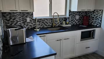 Réfrigérateur, micro-ondes, cafetière/bouilloire