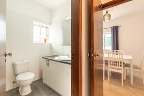 Een douche, een haardroger, handdoeken