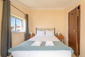 4 chambres, bureau, fer et planche à repasser, accès Internet