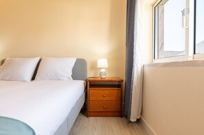 4 habitaciones, escritorio y tabla de planchar con plancha 
