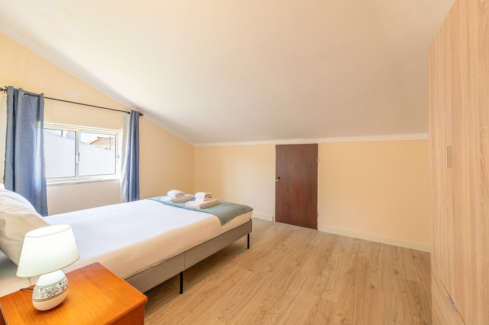 4 chambres, bureau, fer et planche à repasser, accès Internet