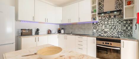 冷蔵庫、電子レンジ、オーブン、食器洗い機