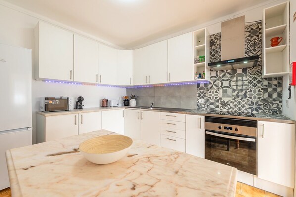 Réfrigérateur, micro-ondes, four, lave-vaisselle