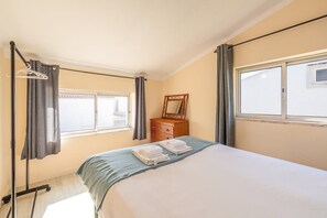 4 slaapkamers, een bureau, een strijkplank/strijkijzer, internet