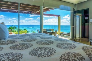 Ropa de cama de alta calidad y caja de seguridad en la habitación 