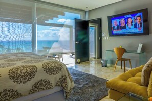 Ropa de cama de alta calidad y caja de seguridad en la habitación 