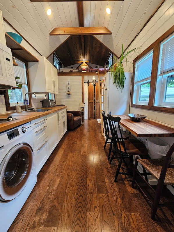 Kjøleskap, mikrobølgeovn, ovn og kokeplater