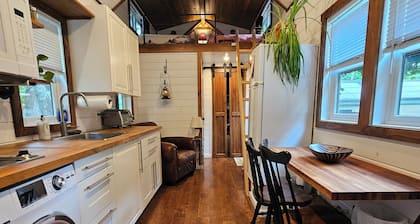 A Tiny Escape - Charming Eco-Friendly Retreat Awaits in Stonington