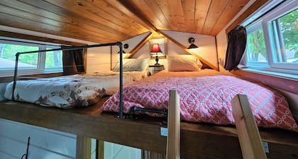 A Tiny Escape - Charming Eco-Friendly Retreat Awaits in Stonington