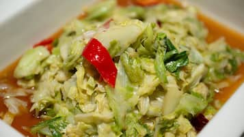 Un plat composé de légumes variés et d’un piment rouge.