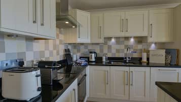 Dishwasher, cookware/dishes/utensils