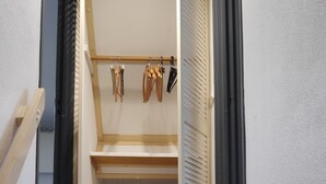 Een trap die leidt naar een kamer met een houten plafond en een metalen leuning.