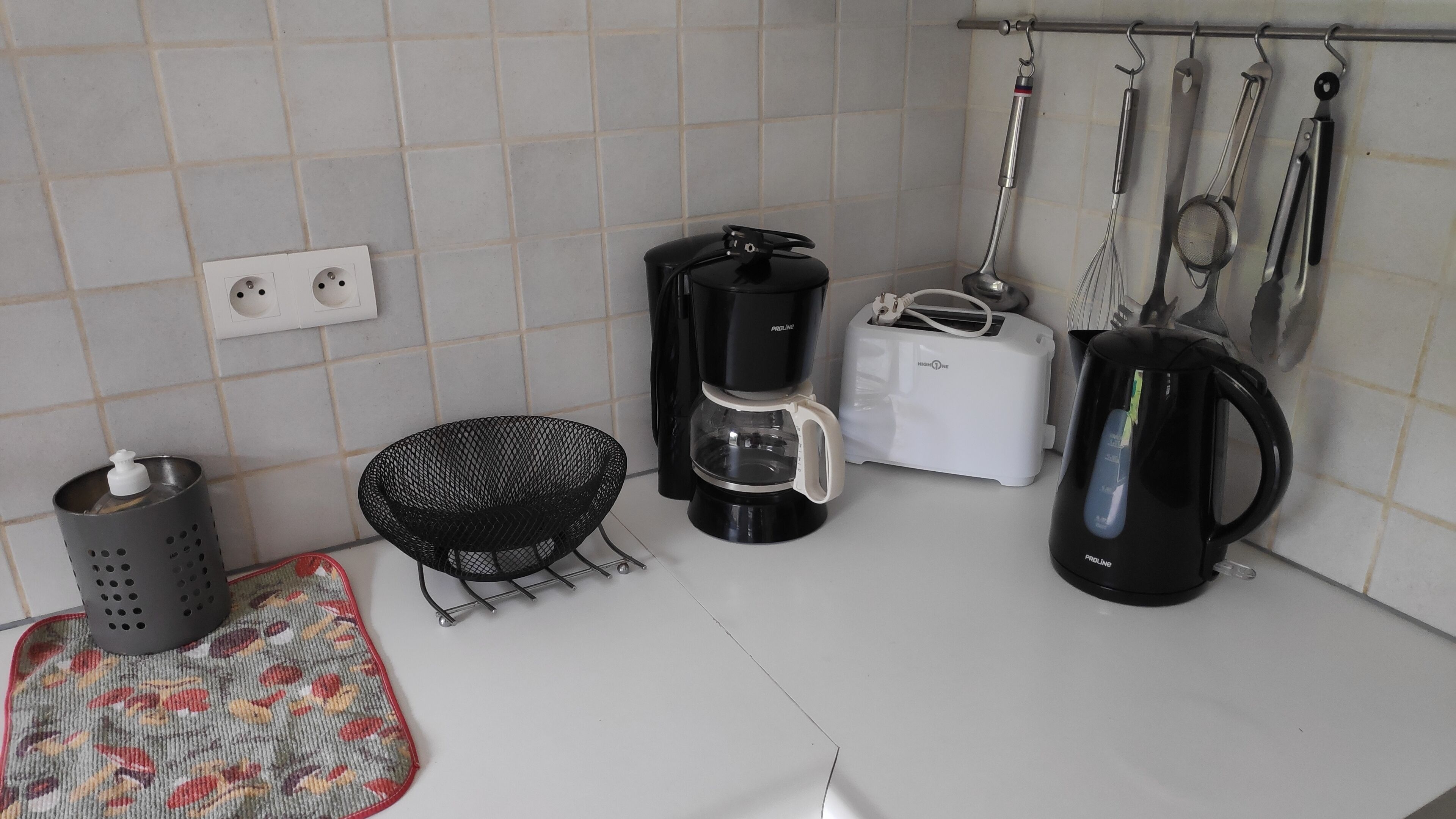 Keittiössä on kahvinkeitin, leivänpaahdin, vedenkeitin ja ripustettavat keittiövälineet.