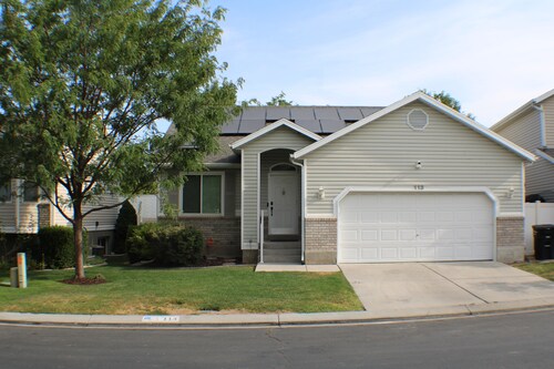 Spacious 5-bedroom house in charming Stansbury Park with WiFi, AC