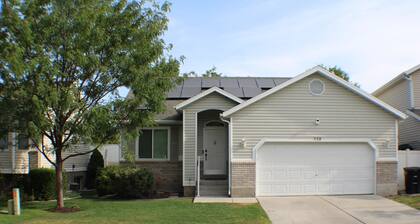 Spacious 5-bedroom house in charming Stansbury Park with WiFi, AC