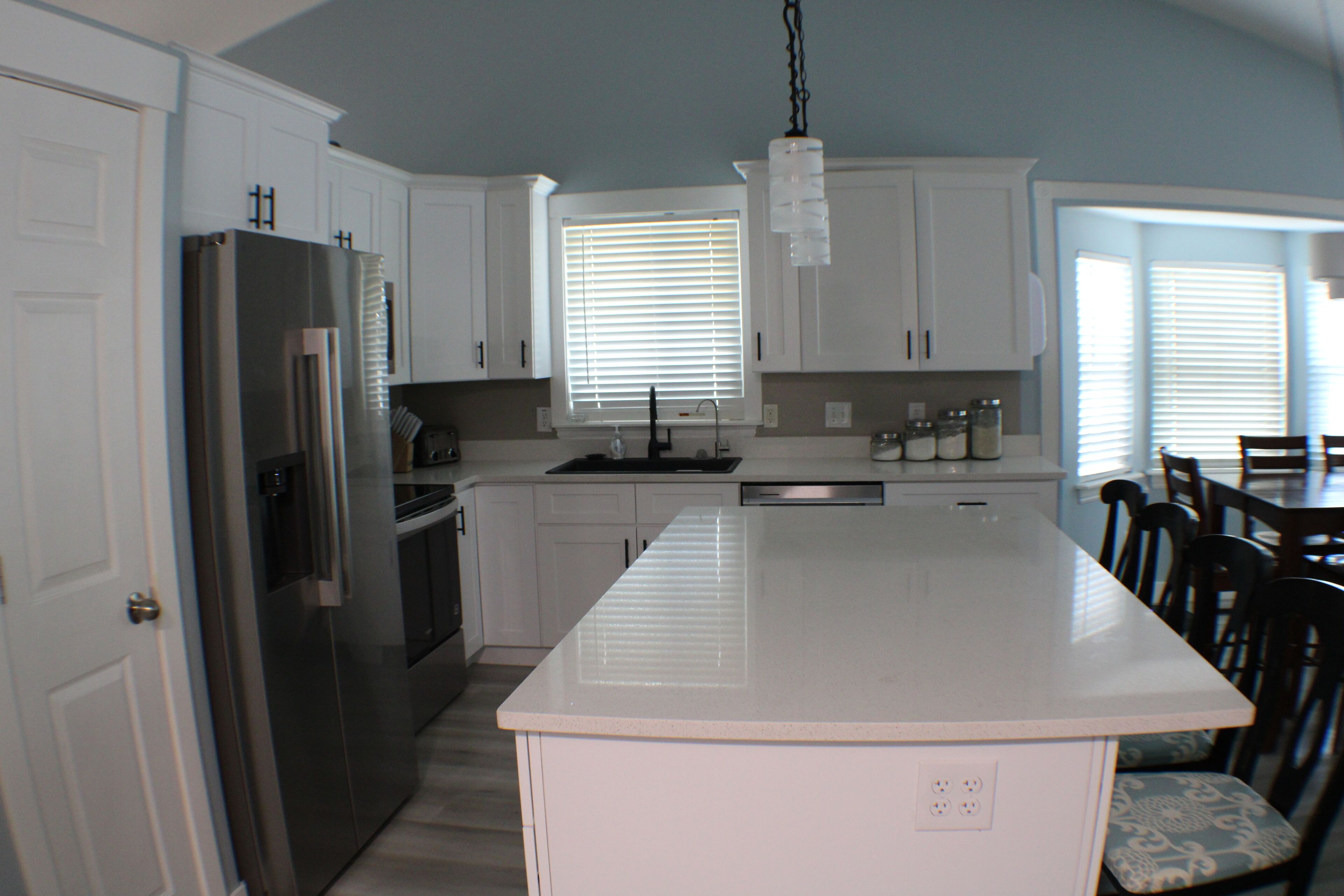 Een microgolfoven, een oven, een kookplaat, een vaatwasser