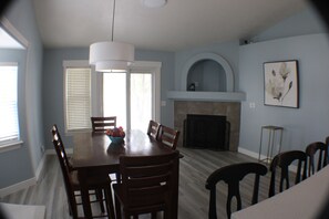 Dining - Spacious 5-bedroom house in charming Stansbury Park with WiFi, AC (Stansbury Park)