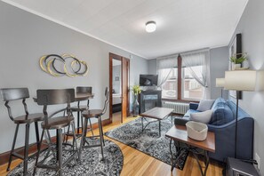 Televisión y chimenea 