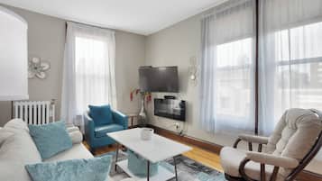 TV, fireplace