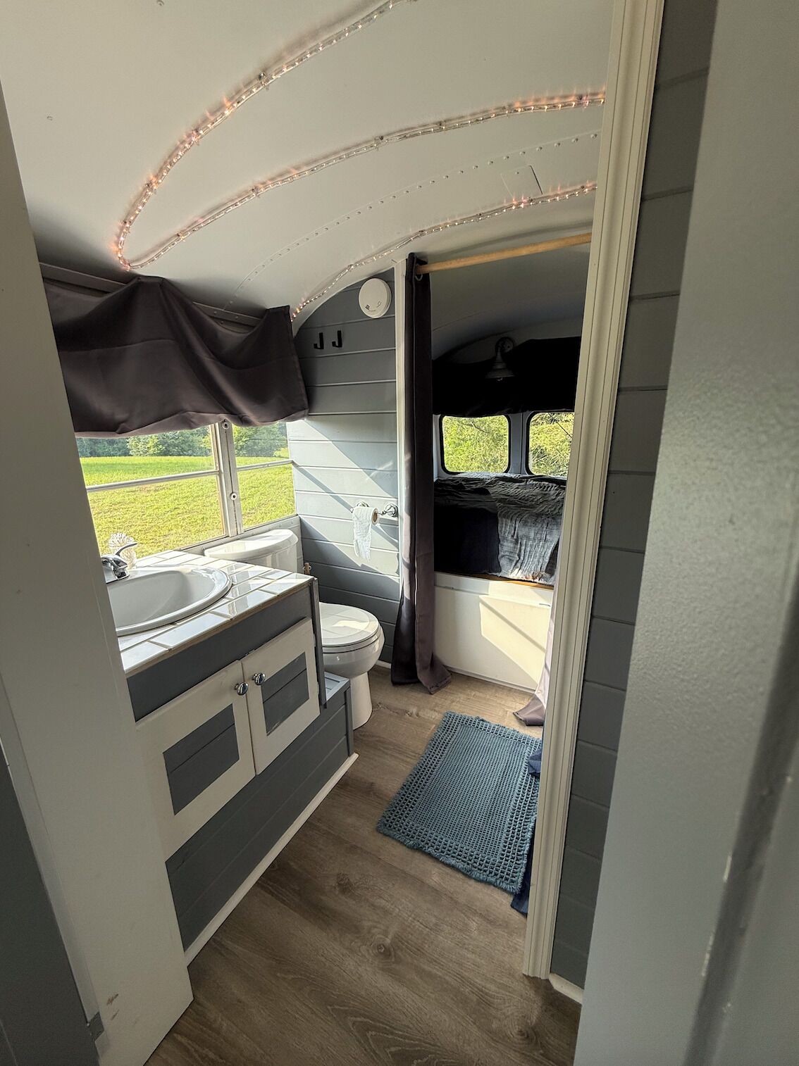 Een douche, een haardroger, handdoeken, zeep